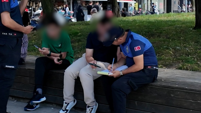 SİGARA İZMARİTİNİ YERE ATANLARA CEZAİ İŞLEM UYGULANDI