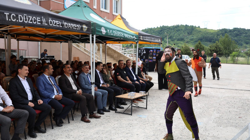 KAMYON TİYATROSU DÜZCE'DE PERDE AÇTI