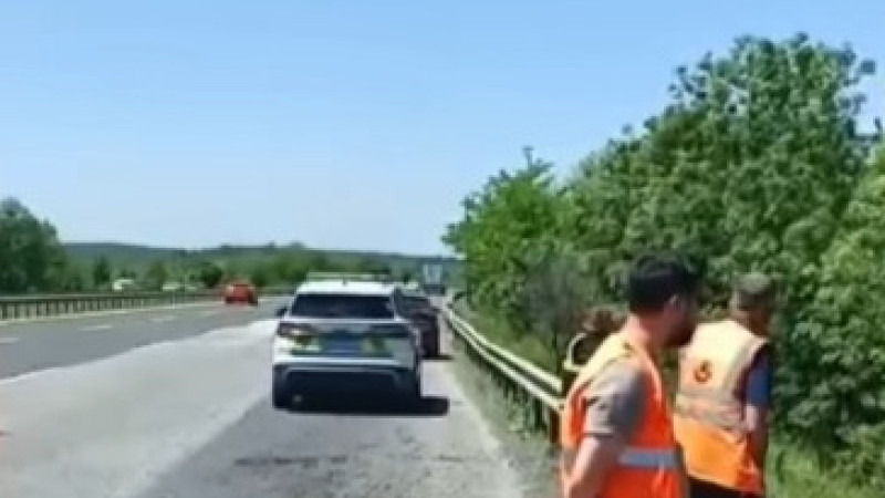 TIR ŞARAMPOLE YUVARLANDI: 2 YARALI