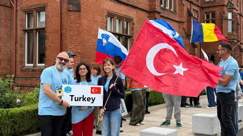 DEVİR TESLİM PLAKETİNİ ALARAK MEMLEKETE DÖNDÜ