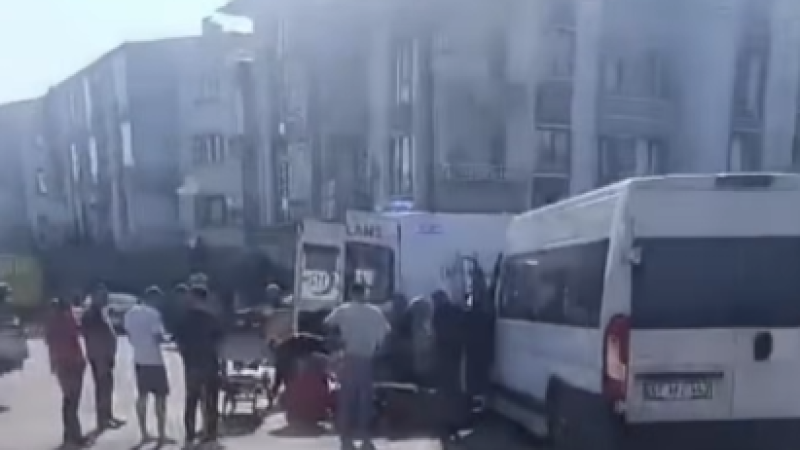 SERVİS ARACINA ÇARPAN MOTOSİKLETLİ YARALANDI