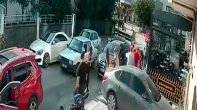 TRAFİKTE ÇOCUKLU AİLENİN ÖNÜNÜ KESİP SALDIRDILAR