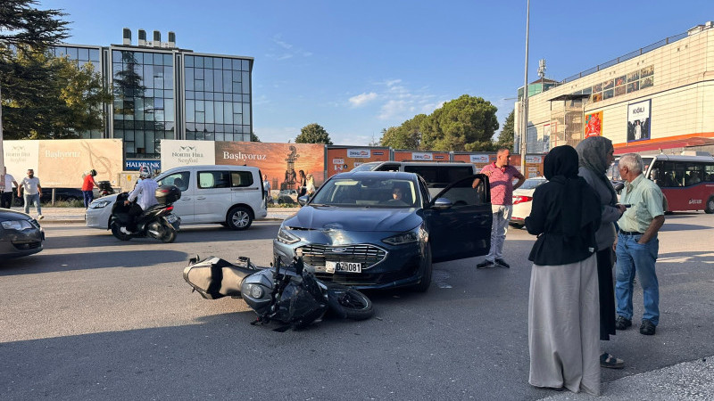 OTOMOBİL İLE MOTOSİKLET ÇARPIŞTI