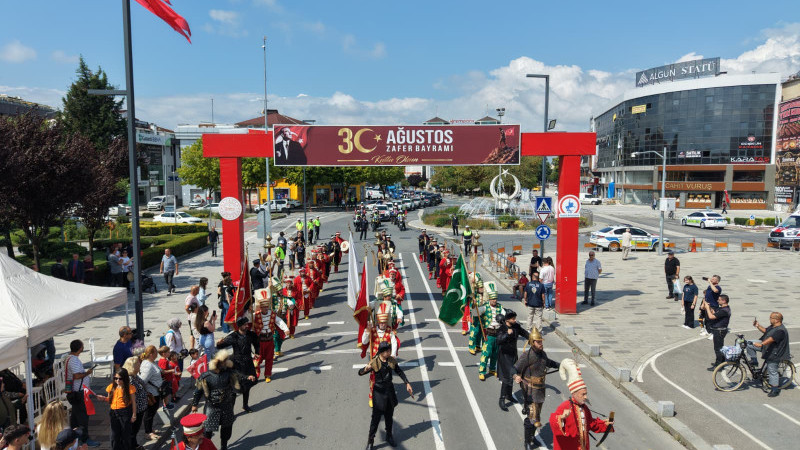 DÜZCE KIRMIZI-BEYAZA BÜRÜNDÜ