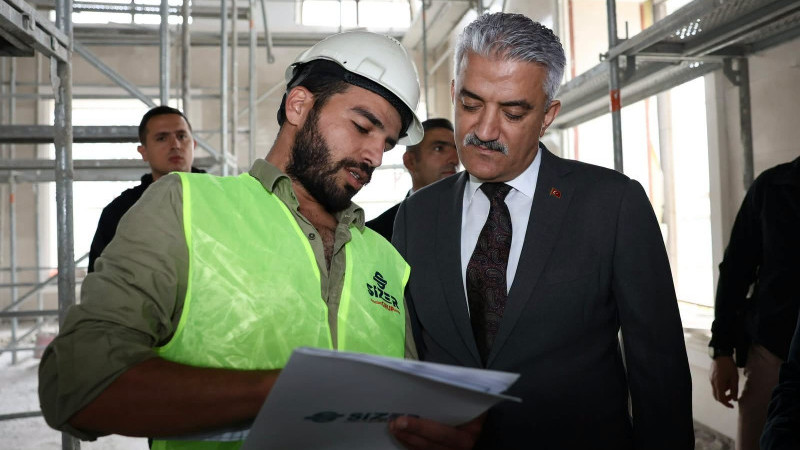 DEPREMDE HASAR GÖRMÜŞTÜ, YENİDEN İNŞASI SÜRÜYOR
