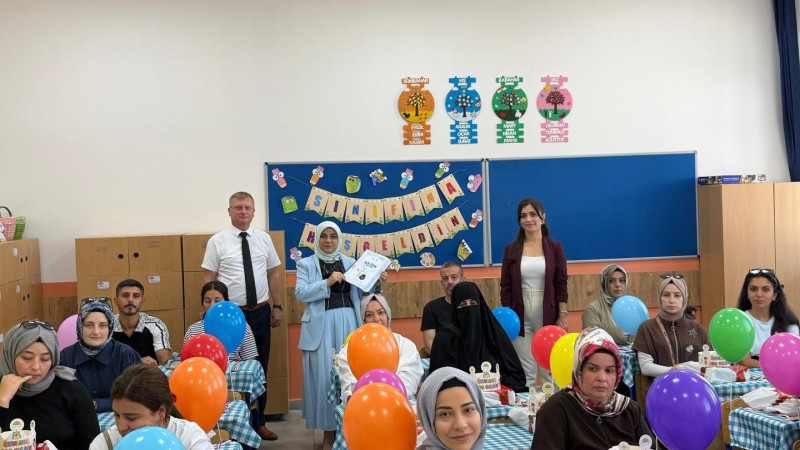 MÜDÜR ÖZER MİNİKLERİN HEYECANINA ORTAK OLDU
