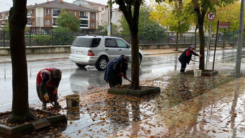 BELEDİYE EKİPLERİ YAĞMURA ALDIRIŞ ETMEDİ