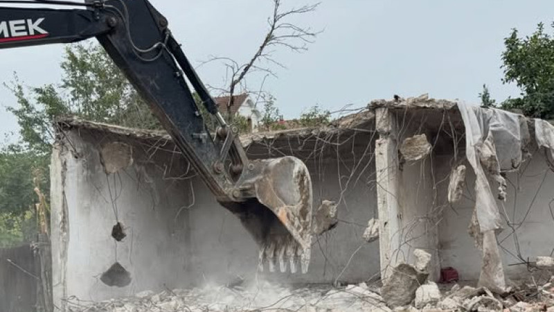 YOL GÜZERGAHINDAKİ YAPILARIN YIKIMI BAŞLADI