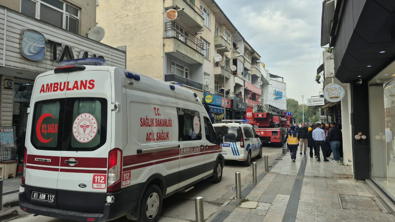 KOCASINI ARAMAK İÇİN ÇATIYA ÇIKAN KADIN EKİPLERİ HAREKETE GEÇİRDİ