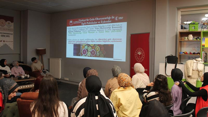 ÜNİVERSİTE ÖĞRENCİLERİNE GIDA VE BESLENME OKURYAZARLIĞI EĞİTİMİ VERİLDİ