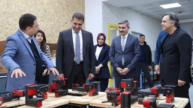 VALİ ASLAN, BİLİM MERKEZİ VE ÇOCUK ÜNİVERSİTESİ'Nİ ZİYARET ETTİ