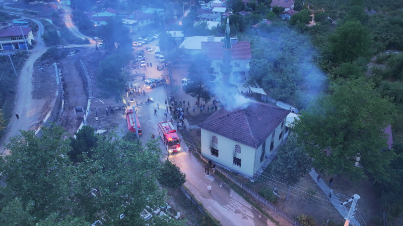 DÜZCE'DE BİR CAMİDE YANGIN ÇIKTI