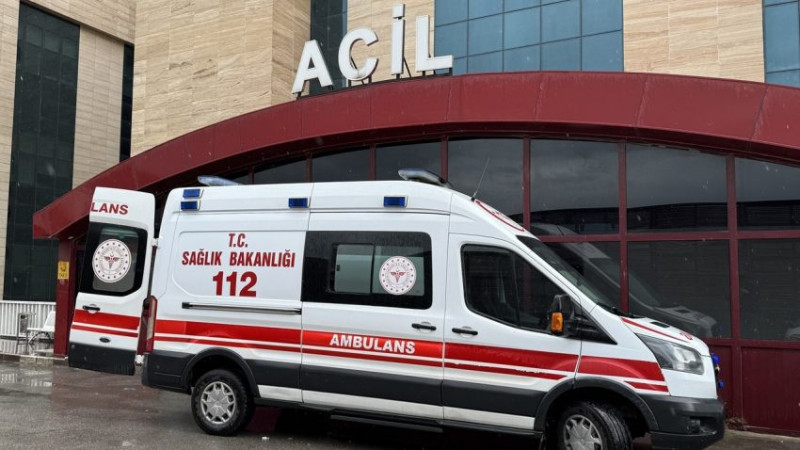 DÜZCE'DE KAMYONLA MİNİBÜS ÇARPIŞTI 