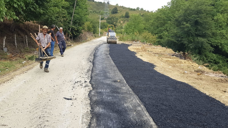 KÖYLERDE YOL KONFORU VE GÜVENLİĞİ ARTIRILIYOR
