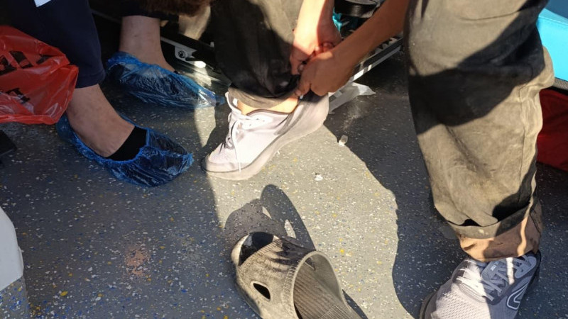 DÜZCE'DE AMBULANS ŞOFÖRÜ, ÇOCUĞA AYAKKABISINI VERDİ