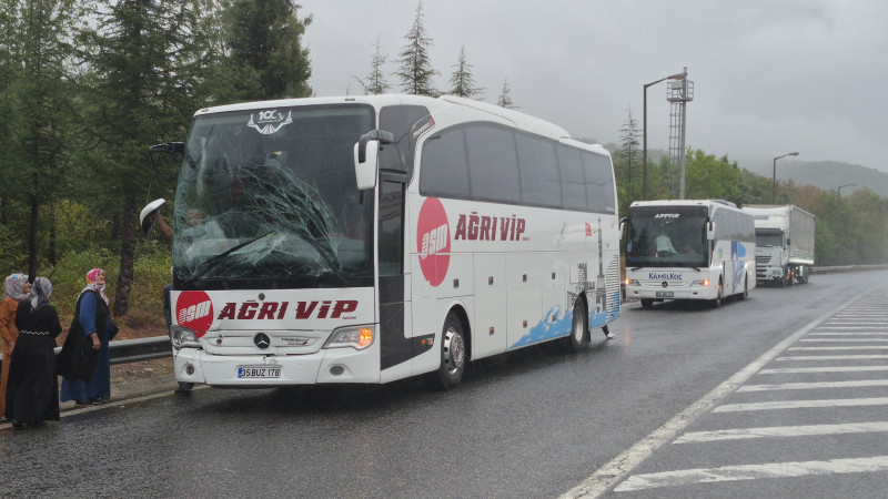 SAĞANAK YAĞIŞ NEDENİYLE OTOBÜSLER ÇARPIŞTI 
