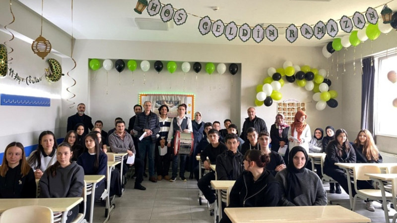 LİSELİ ÖĞRENCİLER SINIFLARI SÜSLEDİ