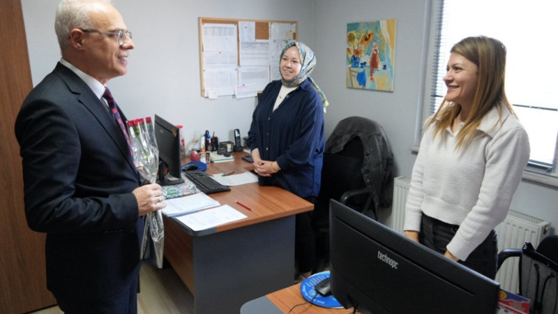 KADIN ÇALIŞANLARA ÇİÇEK TAKDİM ETTİ