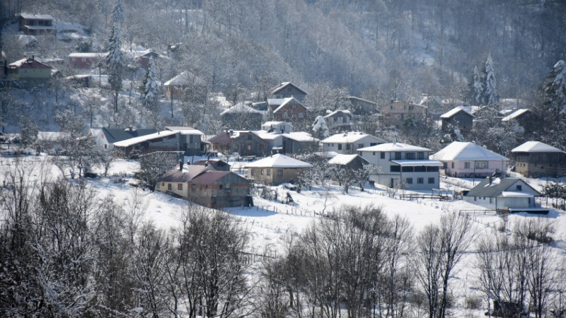DÜZCE'NİN YÜKSEK KESİMLERİ BEYAZ ÖRTÜYLE KAPLANDI