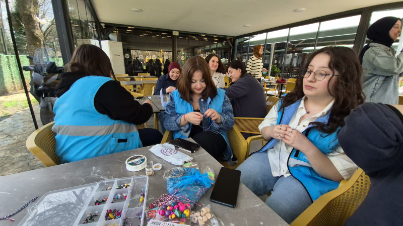 ÜNİVERSİTE ÖĞRENCİLERİ ÖZEL ÇOCUKLARLA EĞLENDİ