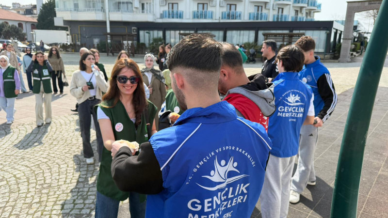 AKÇAKOCA SAHİLİNDE GÖNÜLLÜLÜK HAREKETİ