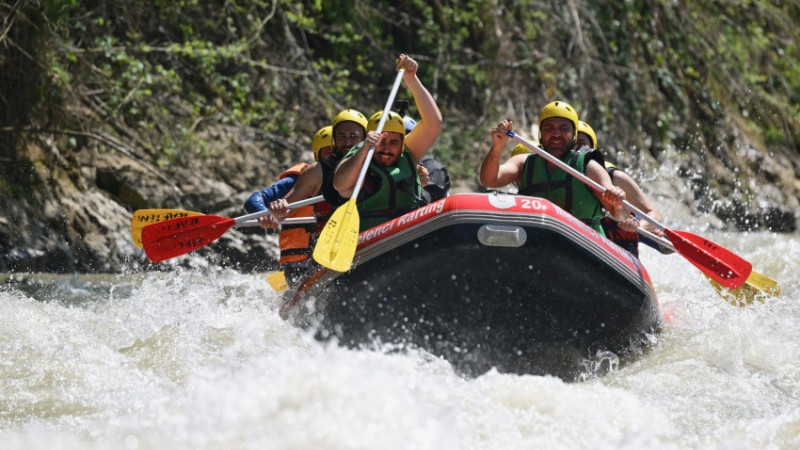 MACERASEVERLER DÜZCE’DE RAFTİNG YAPTI