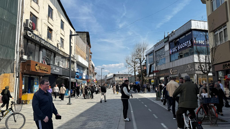 HAVALAR ISINDI, ÇARŞIDA YOĞUNLUK ARTTI