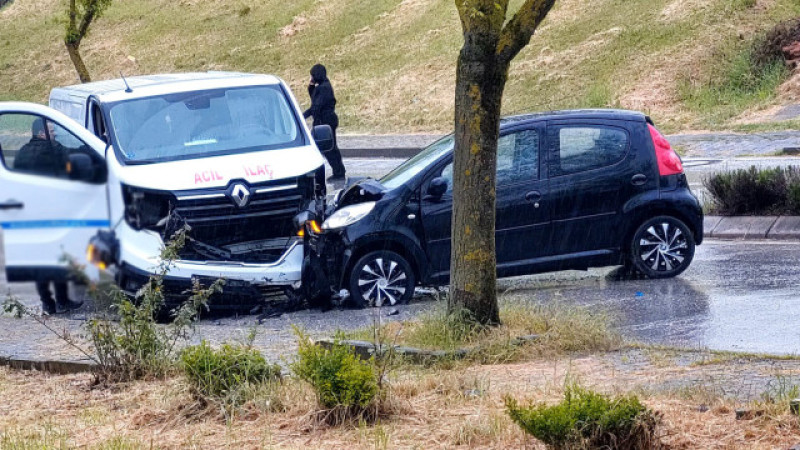 TERS ŞERİDE GİREN OTOMOBİL KAZAYA SEBEP OLDU: 3 YARALI 