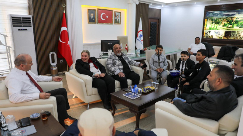 BAŞKAN ÖZLÜ, ROMAN VATANDAŞLARI MAKAMINDA AĞIRLADI