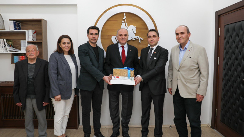 ANIT ESERİN İLK TAŞI SINIRLARIN ÖTESİNDEN