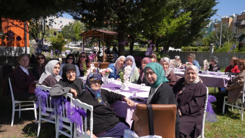 ALZHEİMER HASTASI ANNELERE ÇİÇEKLİ SÜRPRİZ