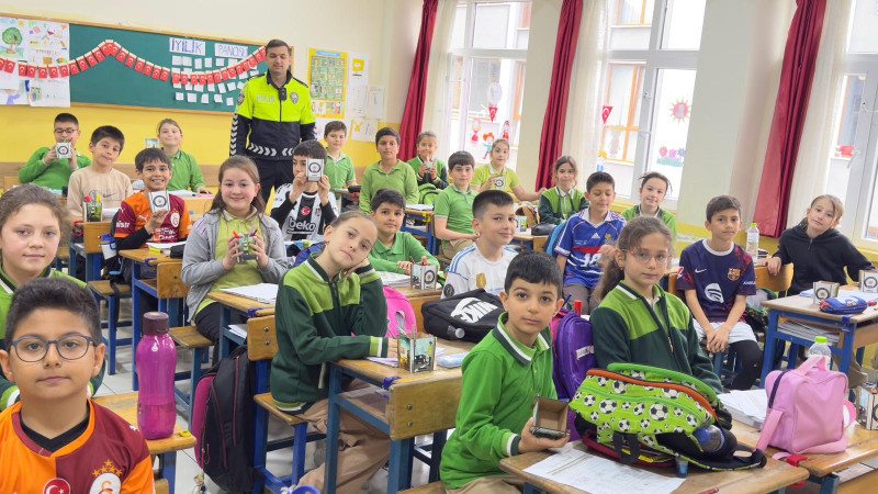 CUMAYERİ’NDE ÖĞRENCİLERE TRAFİK GÜVENLİĞİ EĞİTİMİ VERİLDİ