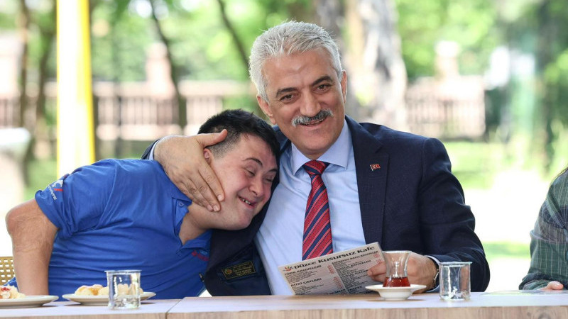 VALİ MAKAS ÖZEL BİREYLERLE PASTA KESTİ