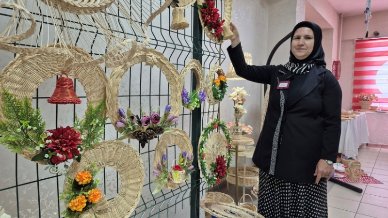 HASIR ÖRGÜLÜ DEKORATİF EŞYALAR İLGİ ODAĞI OLUYOR