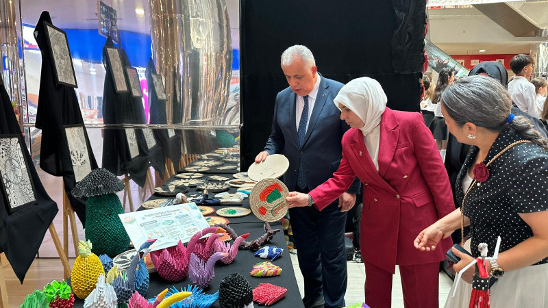 ORTAOKUL ÖĞRENCİLERİNİN SIRADIŞI TASARIMLARI DİKKAT ÇEKTİ