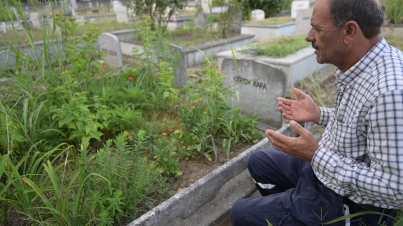 MARMARA DEPREMİ'NDE YAKINLARINI KAYBEDENLERİN YÜREKLERİ 27 YILDIR BURUK