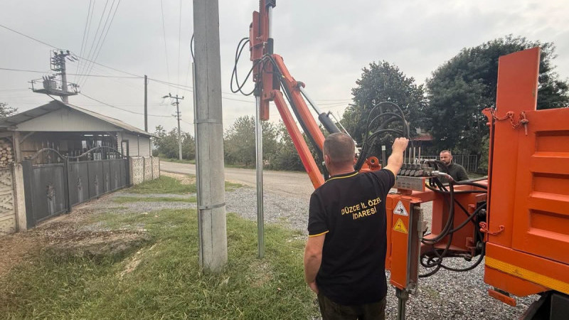 KÖY YOLLARINDA TRAFİK GÜVENLİĞİ ARTIRILIYOR
